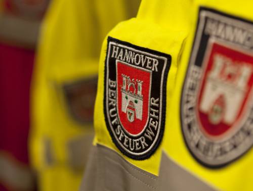 Zwei Wappen der Feuerwehr Hannover.